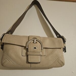 Vintage COACH  3511 Soho Ivory Pebble Leather Buckle Flap Small Shoulder Bag Y2K